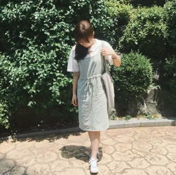 qq头像女生同一个人有三张图片动作不同