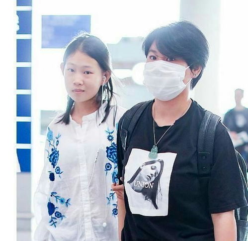 小沈阳女儿高挑纤细,五官耐看,见记者摆搞怪表情