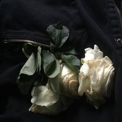 女生头像手拿花朵头像