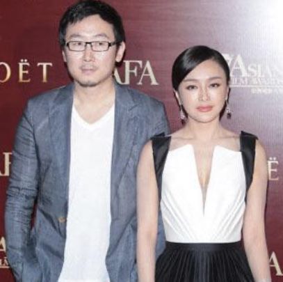 她是央视美女主持和大12岁导演结婚生子36岁依旧美丽
