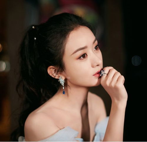 赵丽颖的百变风格真是绝复工之后穿件粉色卫衣,仍然还是少女