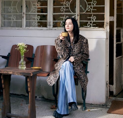 迪丽热巴参加脱口秀超幽默,透露被妈妈催婚,自信玩梗笑点十足