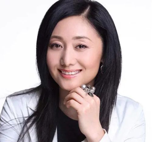 令妃娘娘娟子罕露面,57岁气质仍优雅,女儿已18岁长得像妈