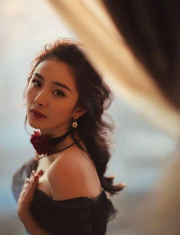 女星乱发也很美吴昕美艳不输杨幂刘亦菲,张天爱是刚18岁吗