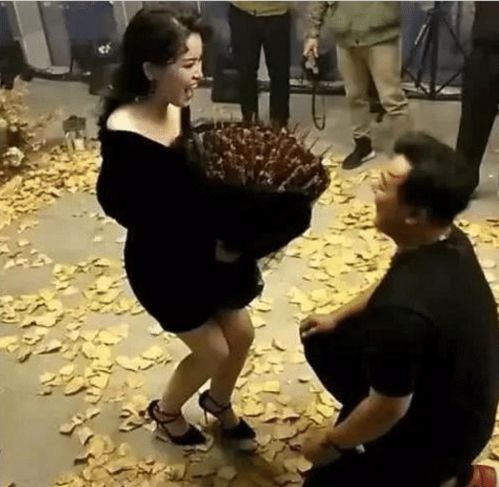 小伙向女友求婚,拿出一束花女友沸腾了