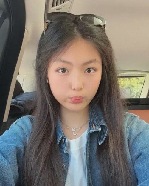 15岁王诗龄晒自拍照,对镜头嘟嘴卖萌,她的笑容甜美,越发漂亮了