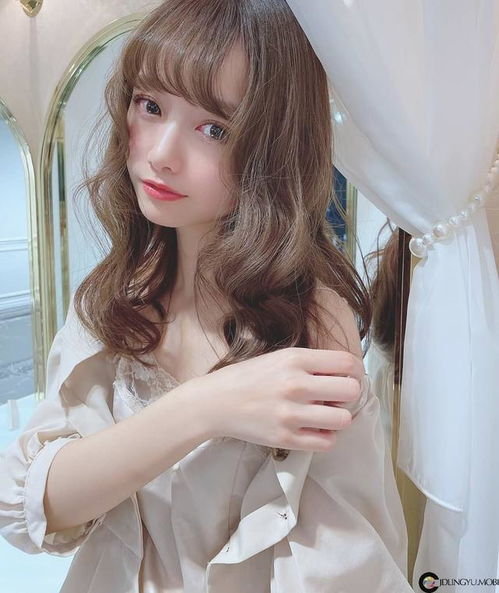 甜美小清新,自然气质给人满满女友感,开朗微甜灿笑让人秒恋爱