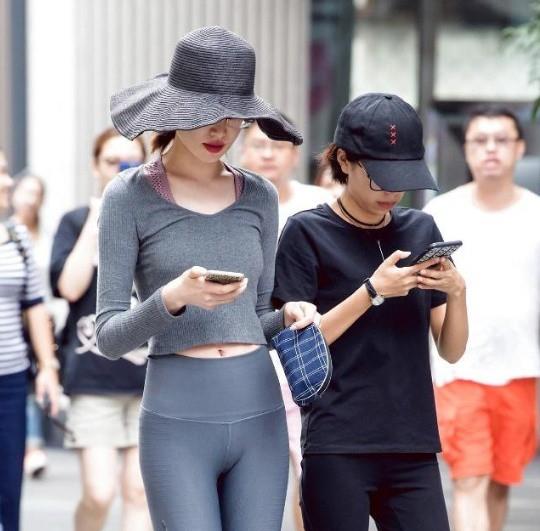街拍成熟清爽的紧身打底裤美女,凸显女性完美的身材曲线