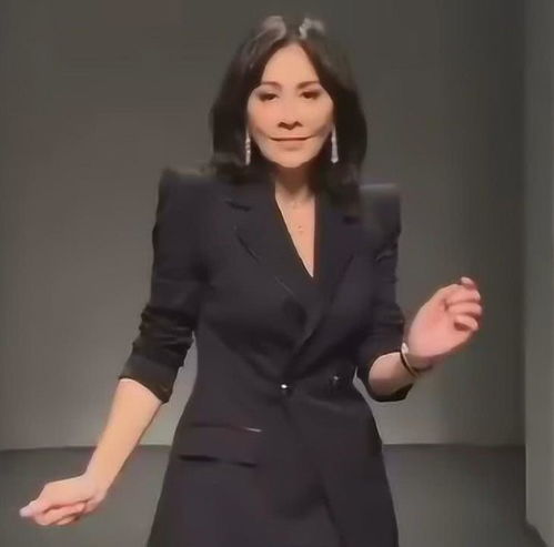 刘嘉玲穿一身黑色西装,跳起舞来气质完全不减当年