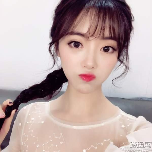 lpl美女主持小钰晒美照被喷蛇精病六个字霸气回应