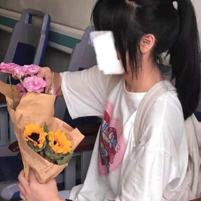 女生微信头像人带花,唯美好看的带鲜花女生头像