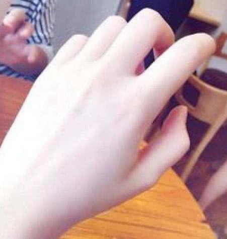 心理测试你觉得哪只手更像女生测哪种男生会把你当成宝