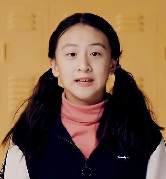 长残了田亮女儿森碟近照变化大,遗传爸爸的粗脖子,让人很奇怪