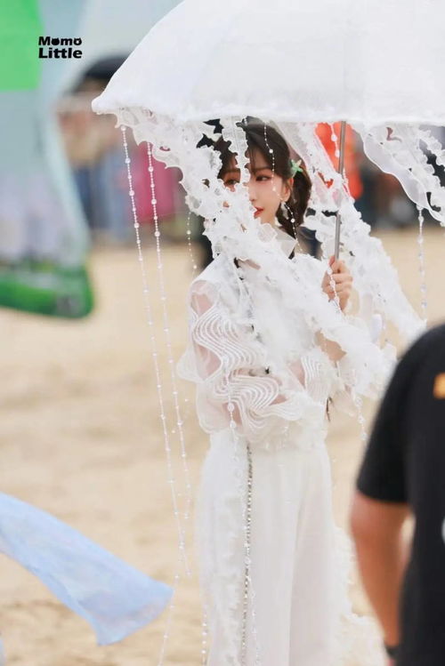 毛晓彤撑水母伞少女感满满轻灵甜美仙气飘飘