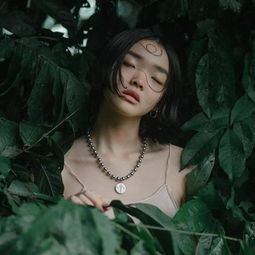 一双永远睡不醒的死鱼眼一副写满冷漠的厌世脸,她却成为时尚大牌的新宠