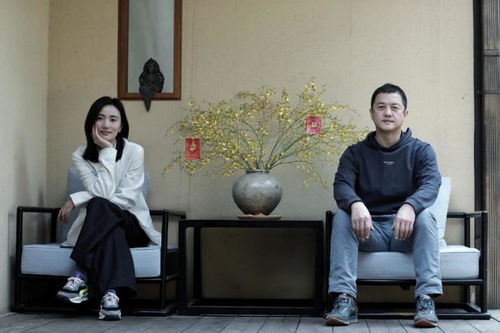 李亚鹏带女友约见杨丽萍,戴情侣墨镜秀恩爱,海哈穿西装干练霸气