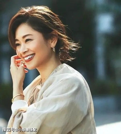 张曼玉瘦了反而脱相,中年女人不用担心身材变胖,时尚感更重要了
