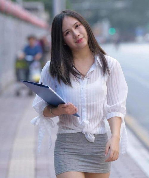 简洁大方的职场穿搭,白衬衣配包臀裙,做一个气质高雅的女性