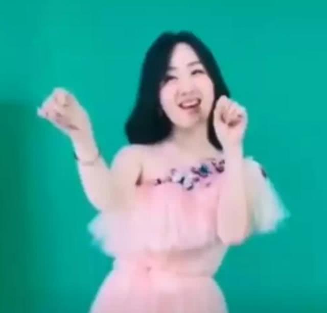 杨钰莹穿粉色露肩连衣裙学猫叫,表情娇羞可爱,甜美似少女