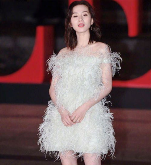 刘诗诗穿露肩裙原来这么美,修长脖颈抢镜,不愧是天鹅颈女神