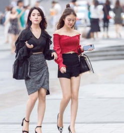 街拍小姐姐柔美的黑色上衣搭配灰色裙子,展现出清新淡雅的气质