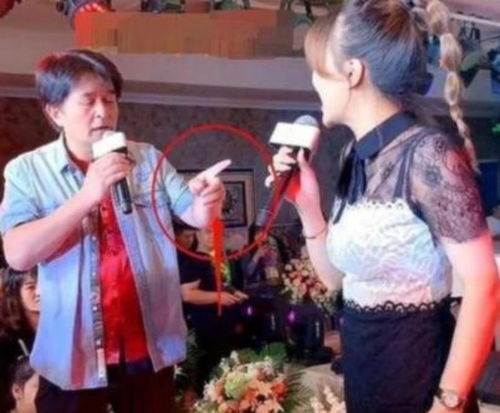 62岁毕福剑现身婚礼当证婚人,现场题字为新人送祝福,身形憔悴