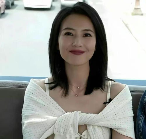 高圆圆算不算倾国倾城的大美女看她和贾静雯等人的合照就知道了