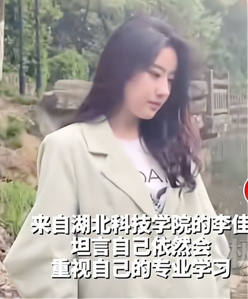 女大学生撞脸刘亦菲,从神仙长相到脱俗气质,宛如孪生姐妹