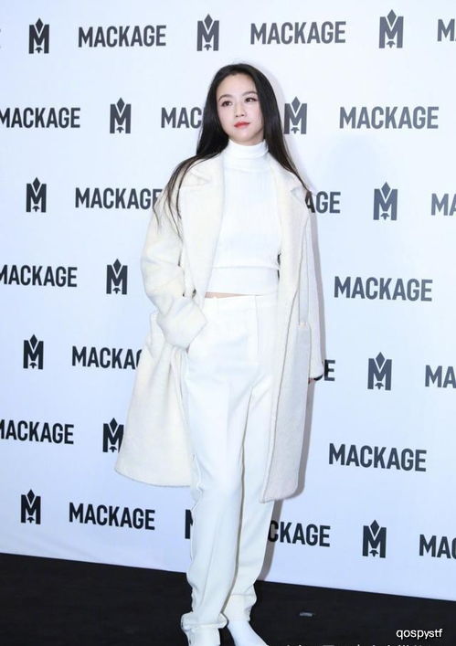 回归现代装的汤唯美翻了一身白色高级大气,长发红唇好有女人味