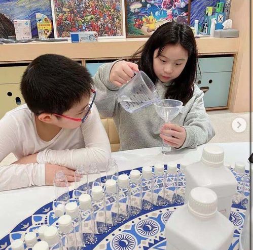 甘比晒一家三口合照,打扮贵气与刘銮雄似两代人,大女儿眉眼像爸