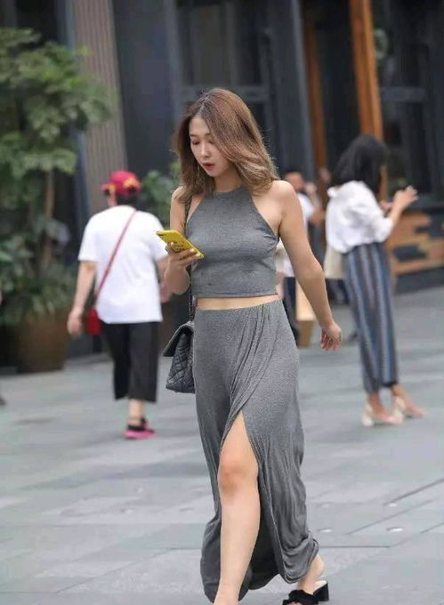 狂傲不羁的套装裙,有着邻家妹妹的甜美,还有着少女的叛逆