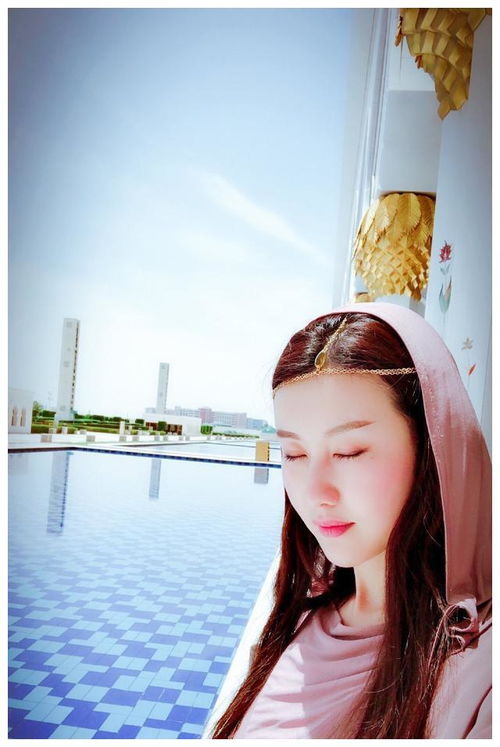王宝强戴霸气黑超携女友出门,她穿一身粉配白,气质佳
