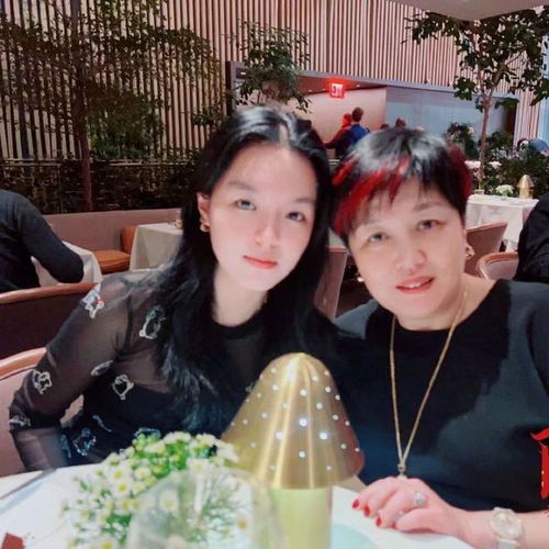 哈文多年后再回国晒照感叹回家好,女儿美国名校毕业越长越像爸