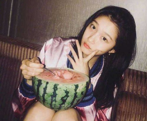 关晓彤深夜晒吃瓜,吃货人设意外坍塌,网友扮吃货真尴尬