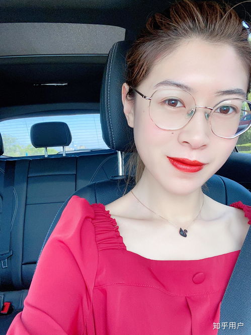 戴眼镜的女生适合哪种短发发型