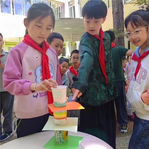 竹园小学张杨男生女生对对碰心理季活动