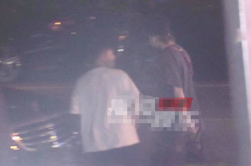 鹿晗深夜会友戴渔夫帽扮潮男,走路含胸驼背,未见女友关晓彤陪伴