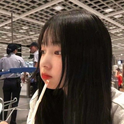 侧脸女生头像,在自欺欺人的消遣