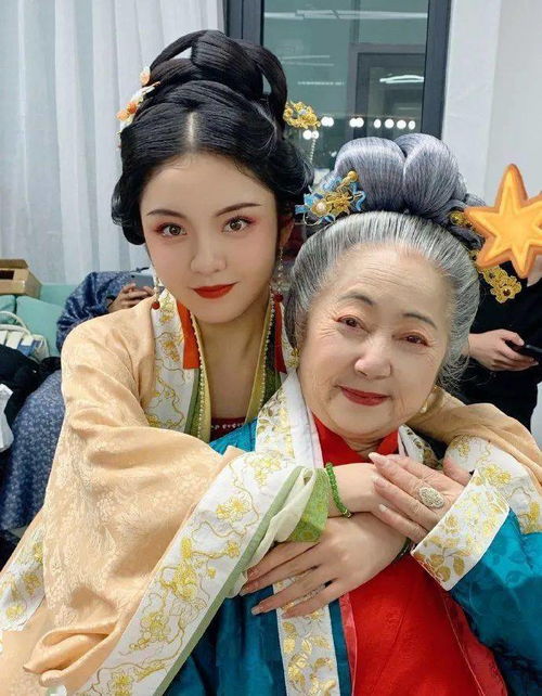 一人一生活吴晨一颦一笑间流露出古典韵味,00后女孩传承汉服华美