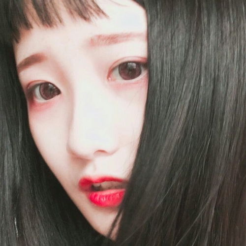 红唇明眸秀发妹子