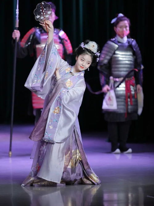 一人一生活吴晨一颦一笑间流露出古典韵味,00后女孩传承汉服华美