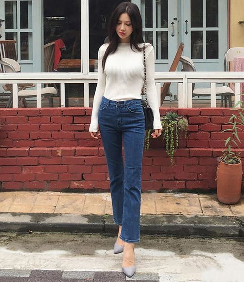 靓丽女生紧身牛仔裤,显苗条身材更迷人,时尚穿搭吸人眼球