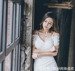 聚光灯下气质很独特的紧身连衣裙美女,淡淡的忧郁让人心生怜爱