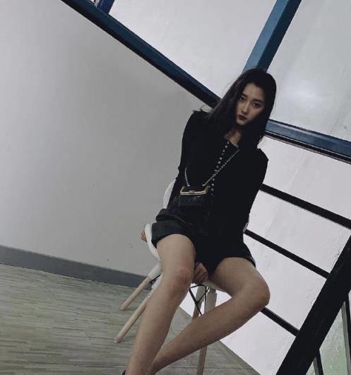 暗黑系女孩穿搭还是关晓彤最好看精致服装搭配凌乱造型,巨时髦