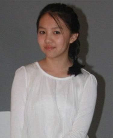 当年躲在林妙可背后唱歌的女孩儿,长大后人美有才还是个女学霸