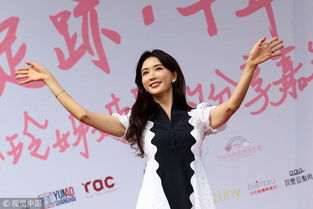 林志玲手捧蛋糕嘟嘴比心可爱卖萌