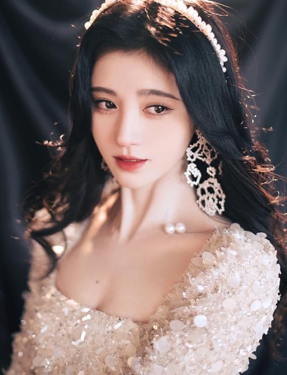 鞠婧祎喜欢了他8年,迪丽热巴跟他对视会害羞,他是有多讨人喜欢