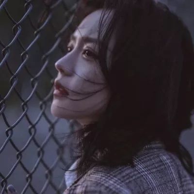 我分裂成两个我,一个疯狂爱你,一个替你爱我