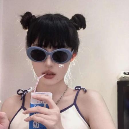 冷酷女生头像不离不弃陪着你