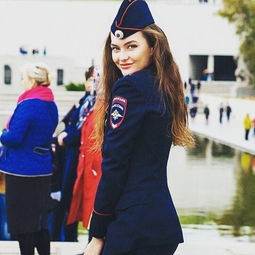 谁说美女不能动刀动枪战斗民族女警成集体网红